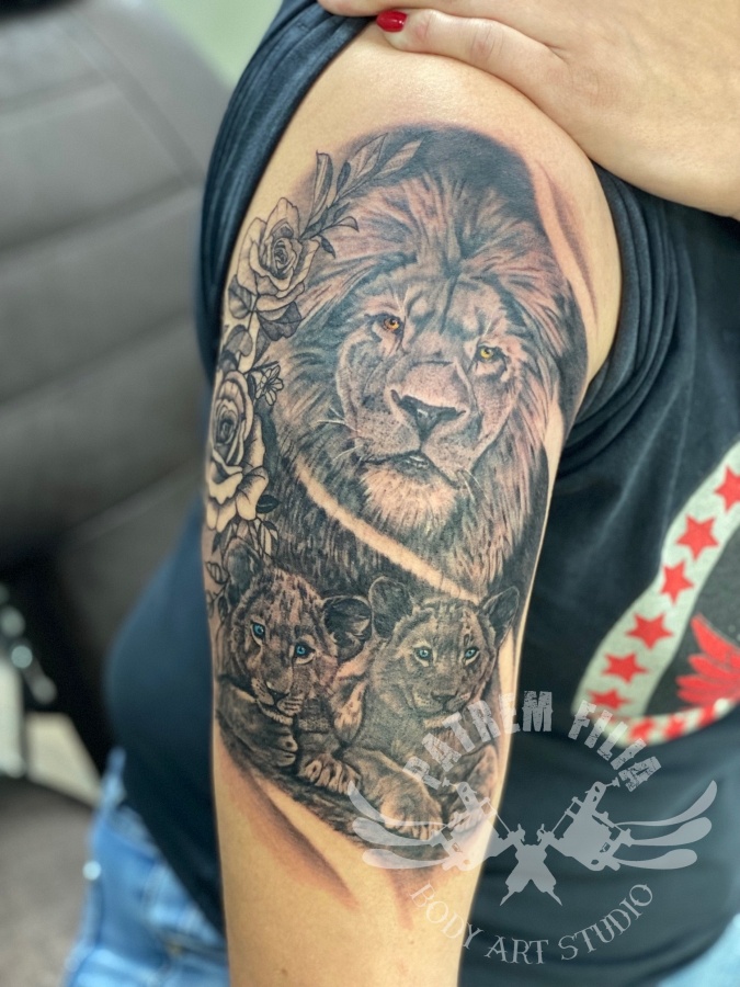 Leeuw met welpen op bovenarm Tattoeages