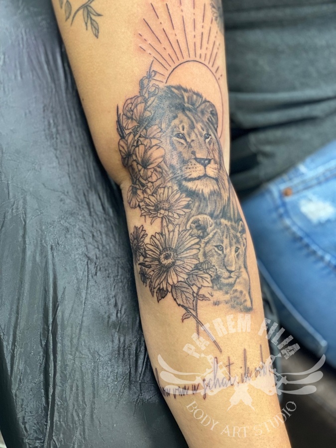 Leeuw met welpje en geboortebloemen Tattoeages