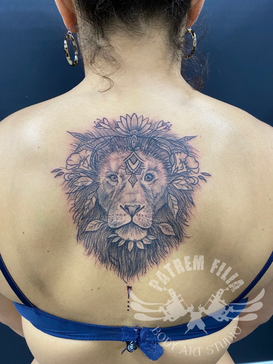 Leeuwekop op rug Tattoeages