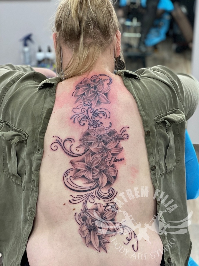 Lelies op ruggegraat Tattoeages