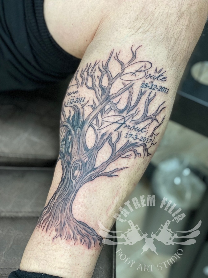 levensboom met namen op kuit Tattoeages