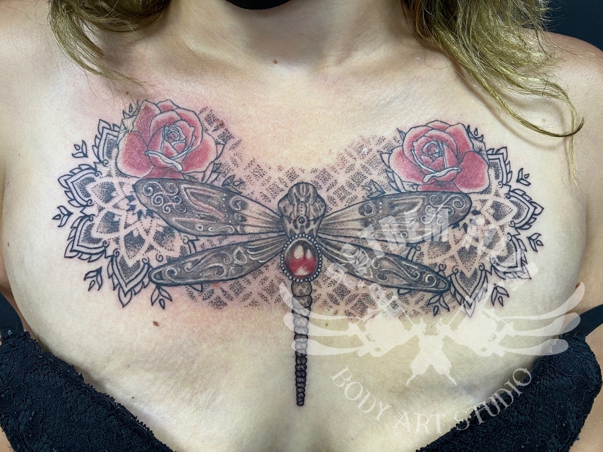 libelle met rozen op borst Tattoeages