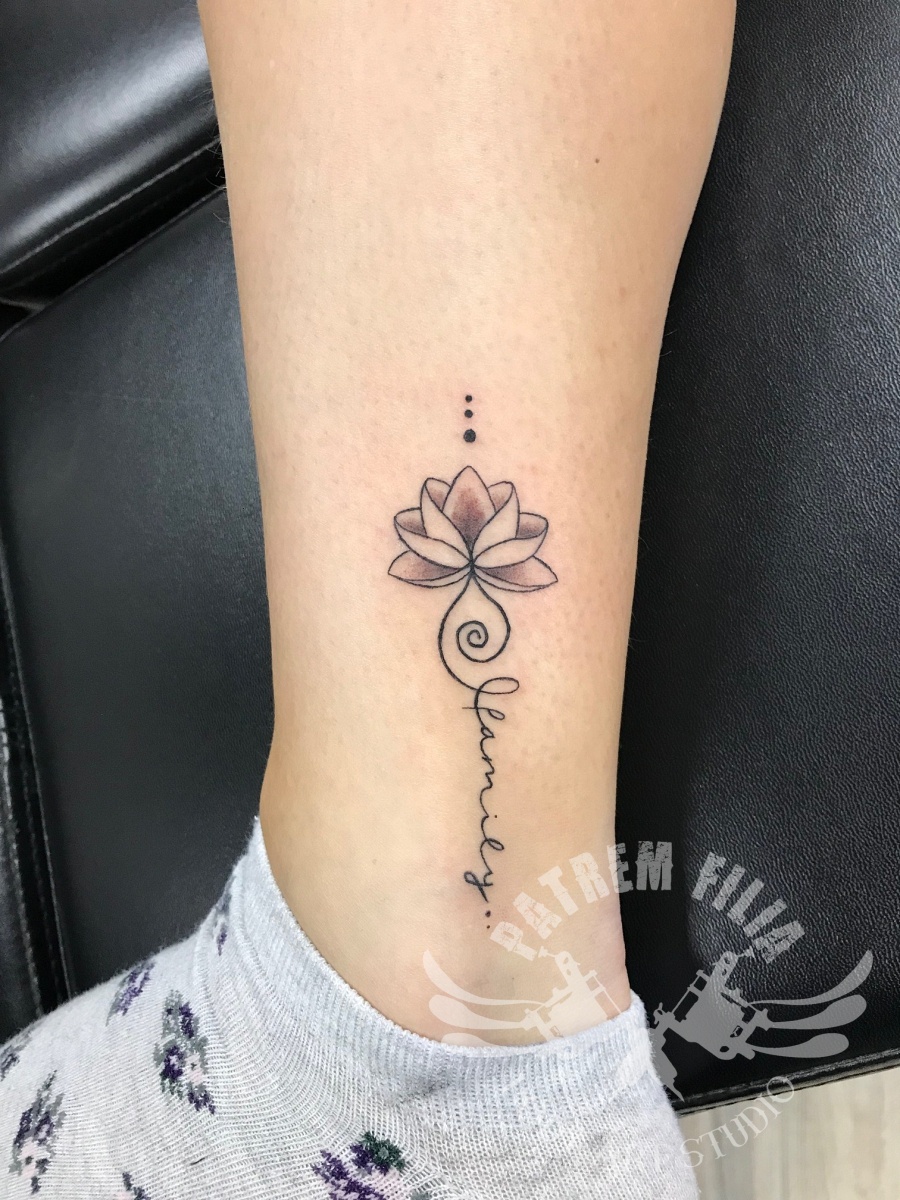 lotus met tekst op enkel Tattoeages