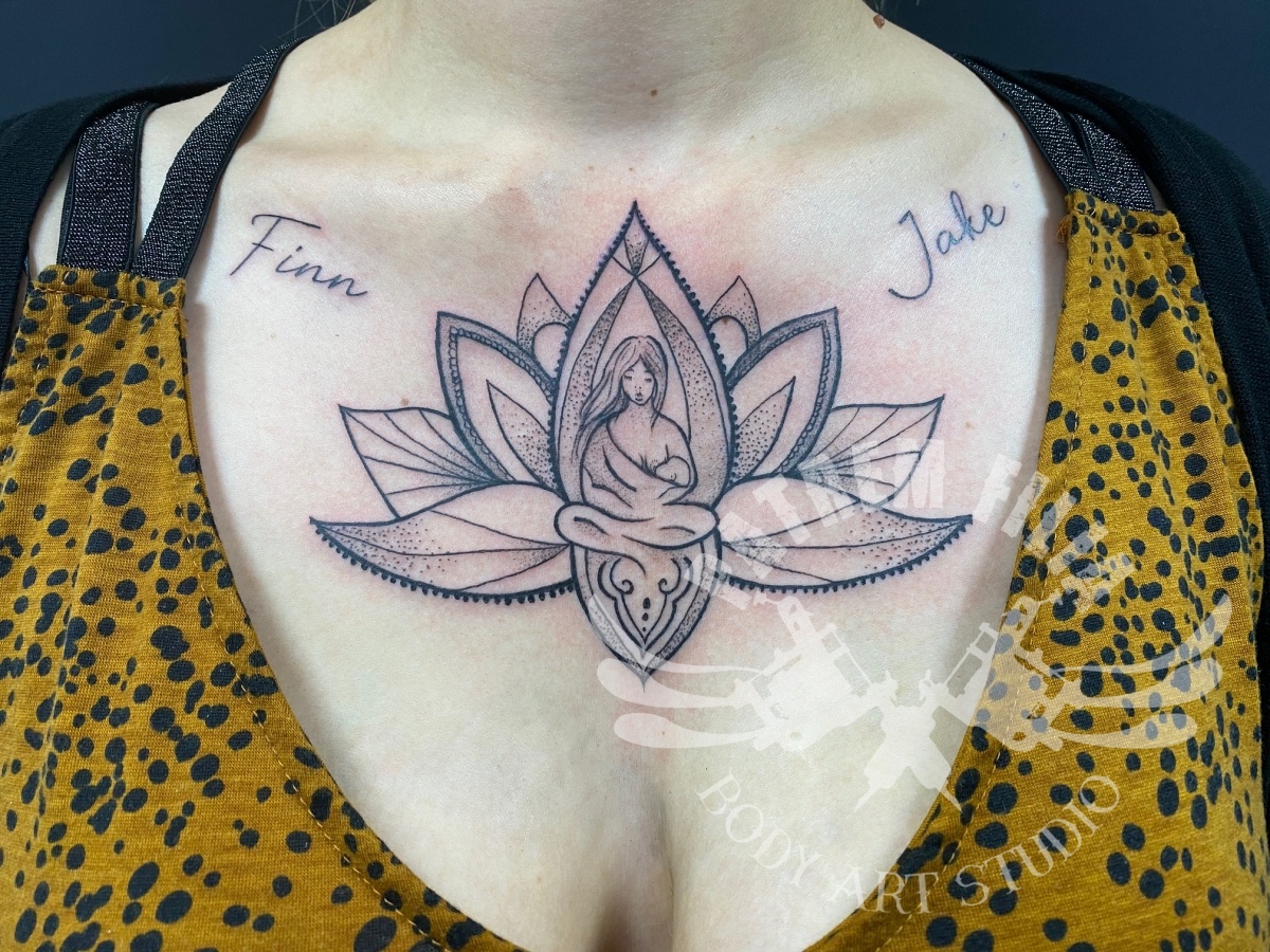 Lotus op borst Tattoeages