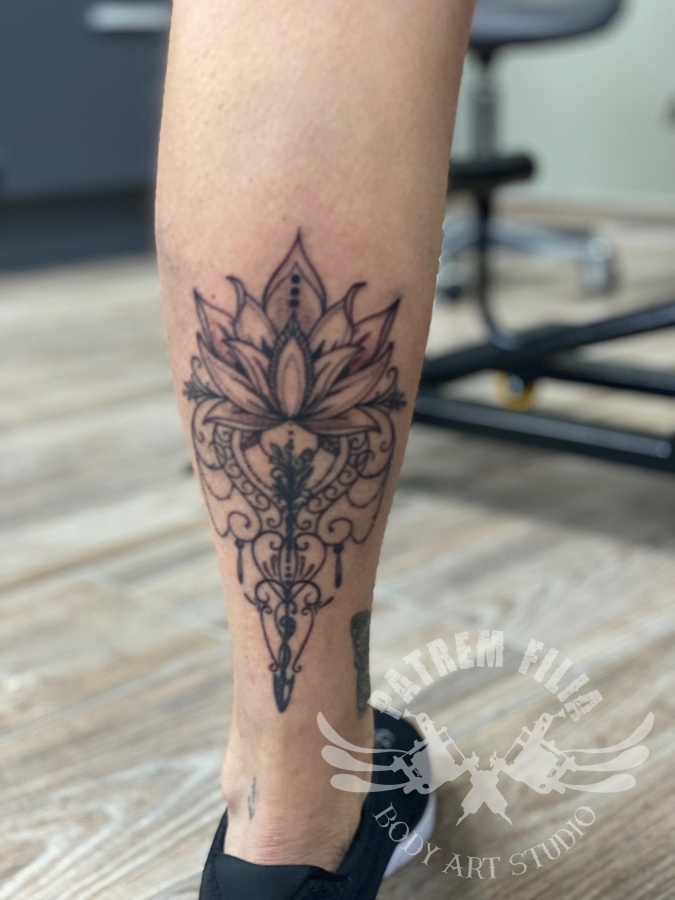 Lotus op kuit Tattoeages