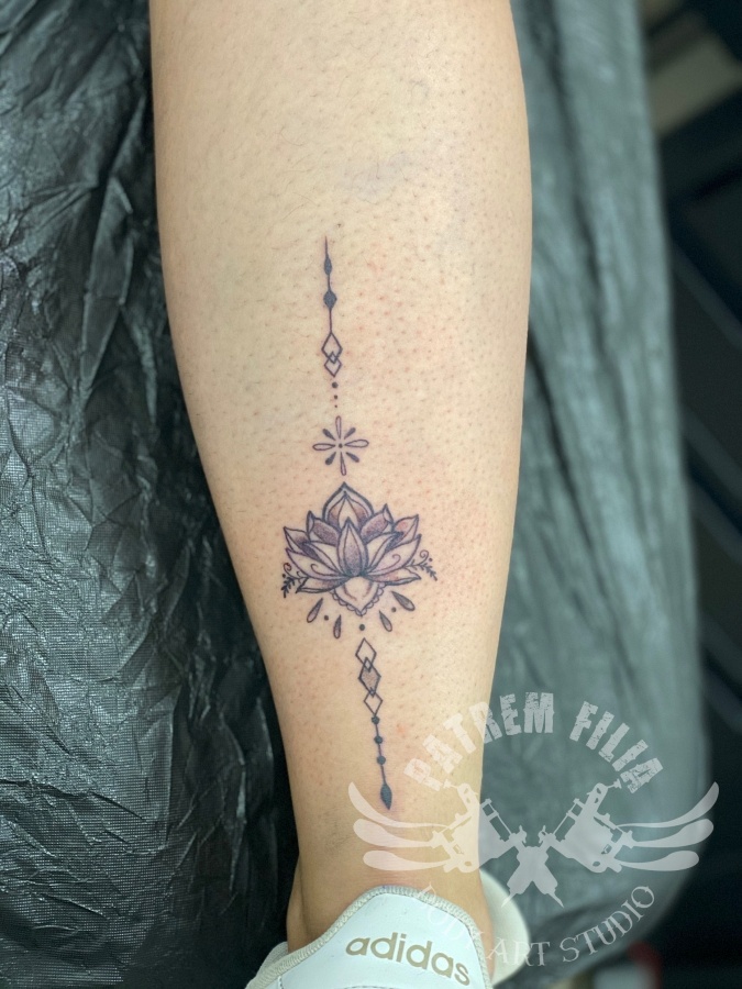 lotus op kuit Tattoeages