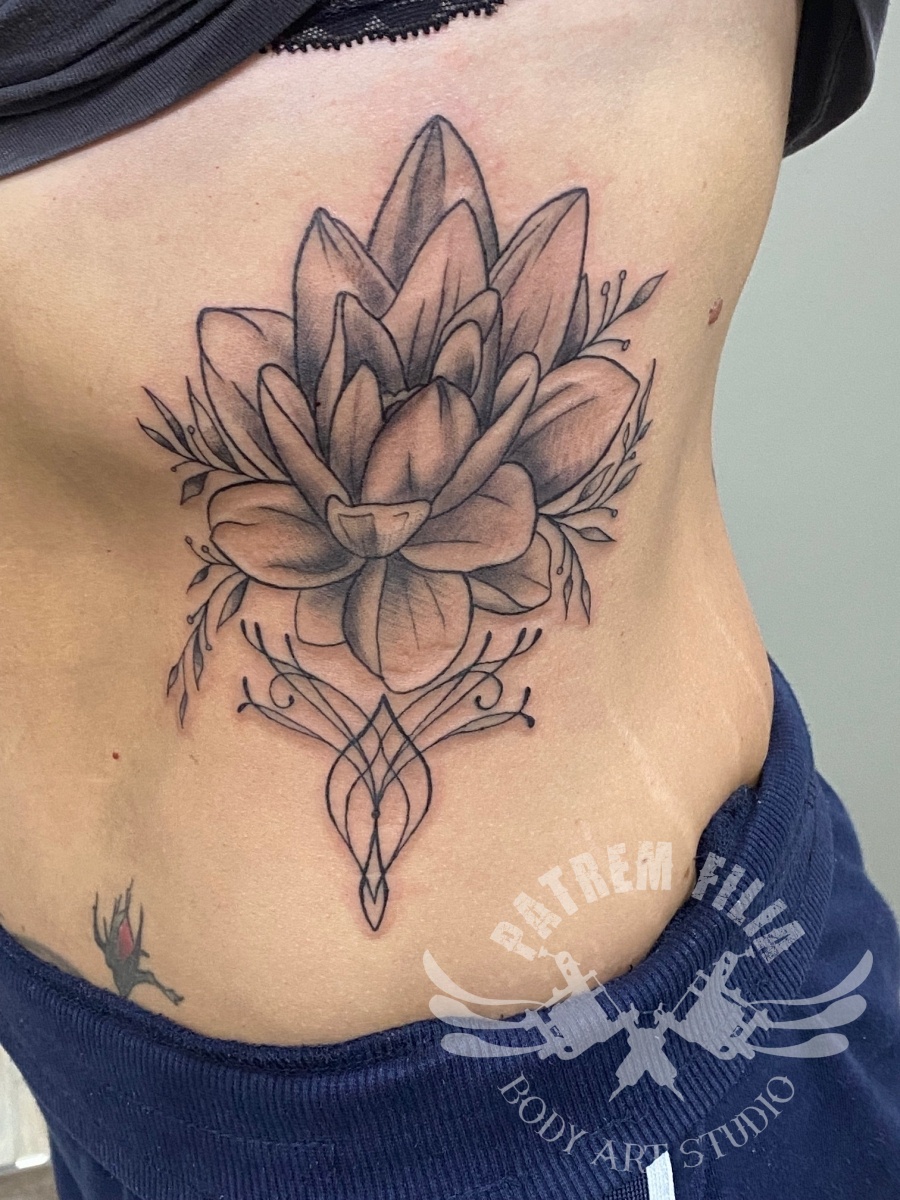 Lotus op ribben Tattoeages