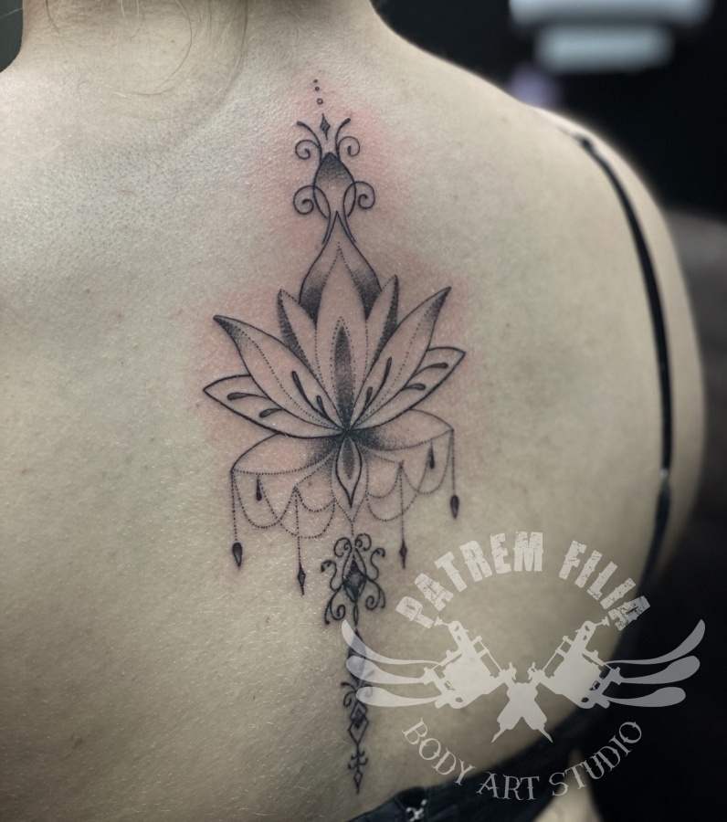 Lotus op rug Tattoeages