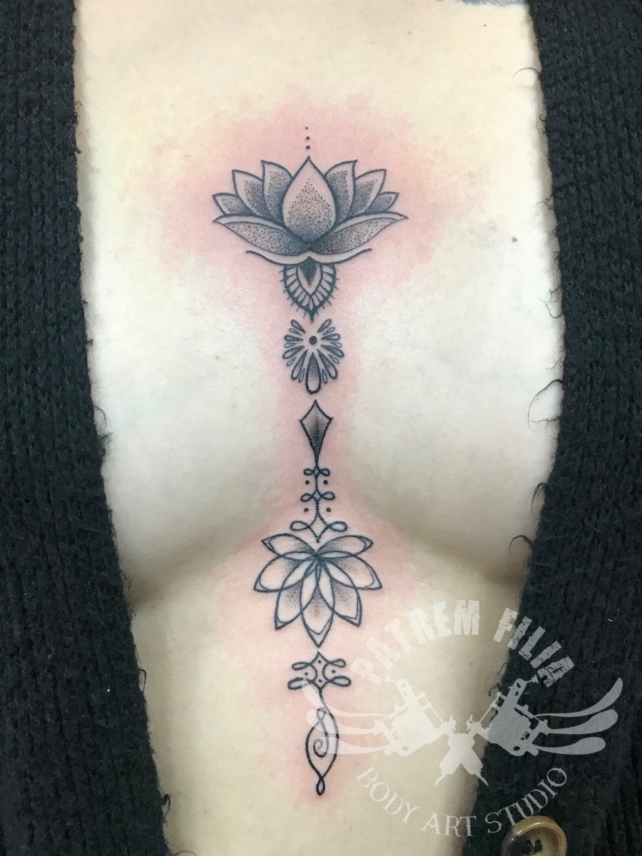 lotus sternum Tattoeages