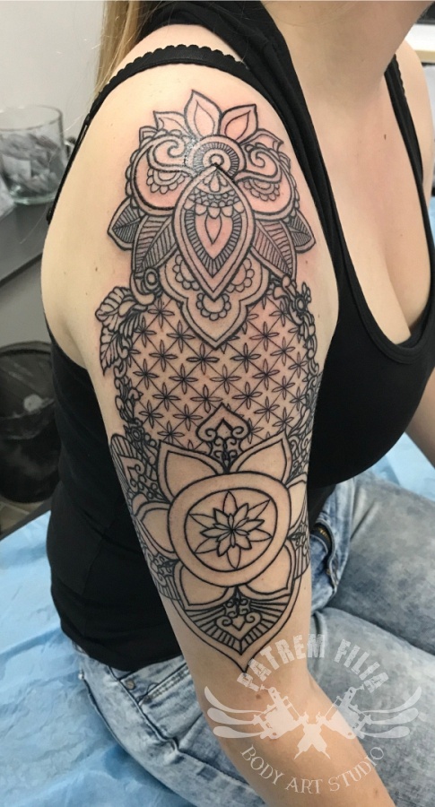 Mandala bovenarm Tattoeages