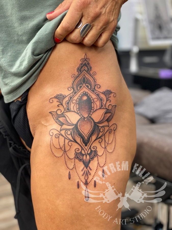 Mandala/Lotus op de heup Tattoeages