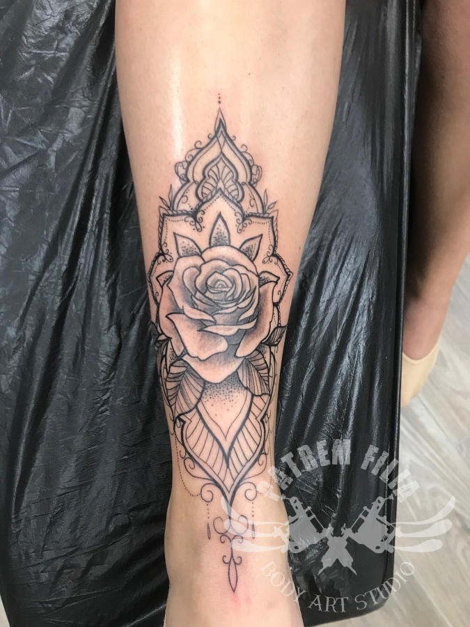 mandala met roos Tattoeages