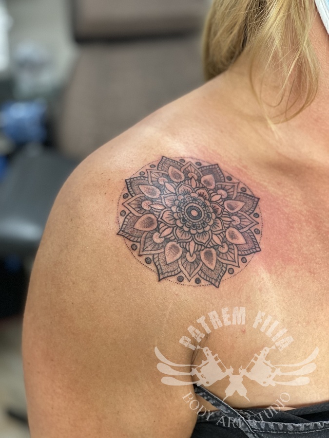 Mandala op schouder Tattoeages