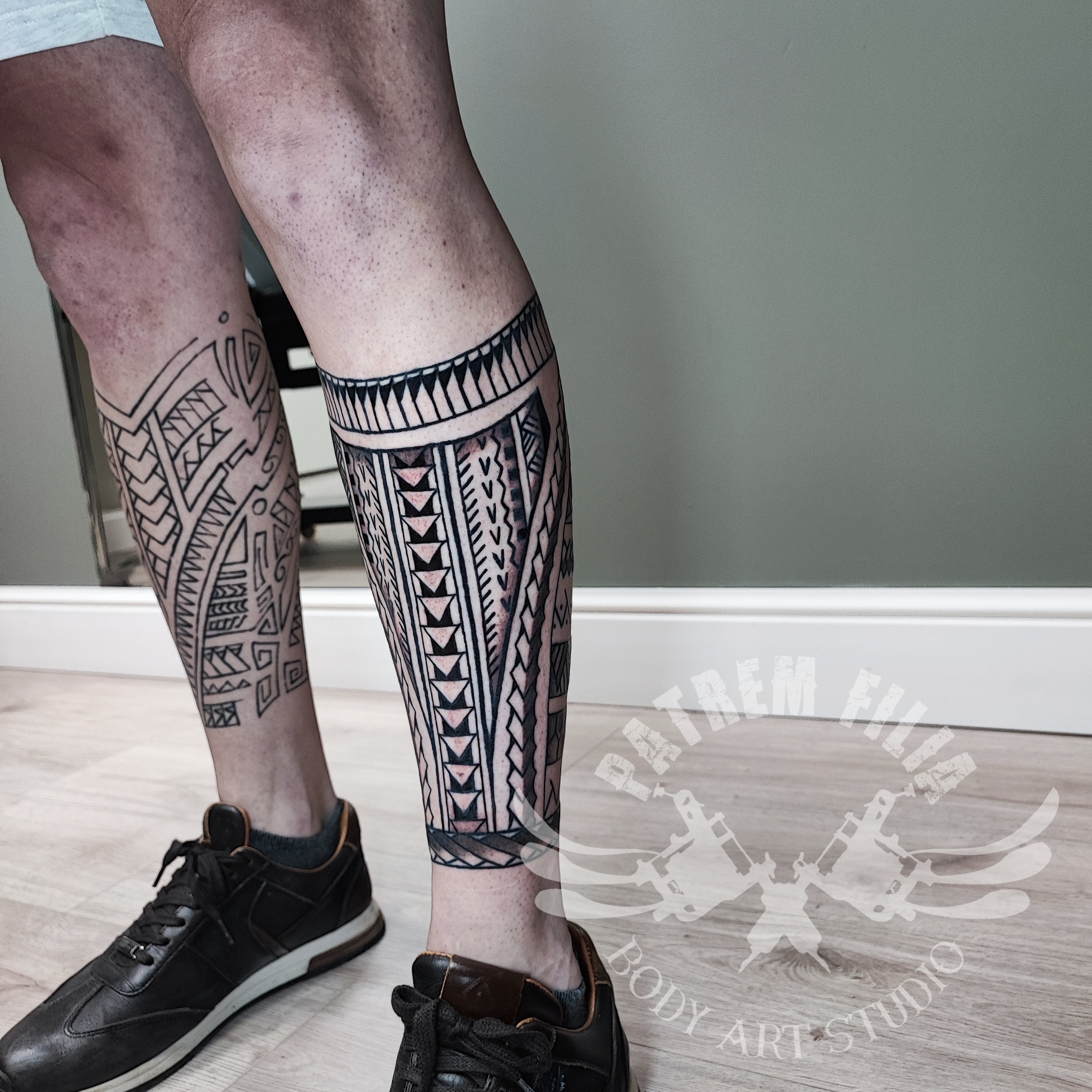 Maori stijl onderbeen Tattoeages