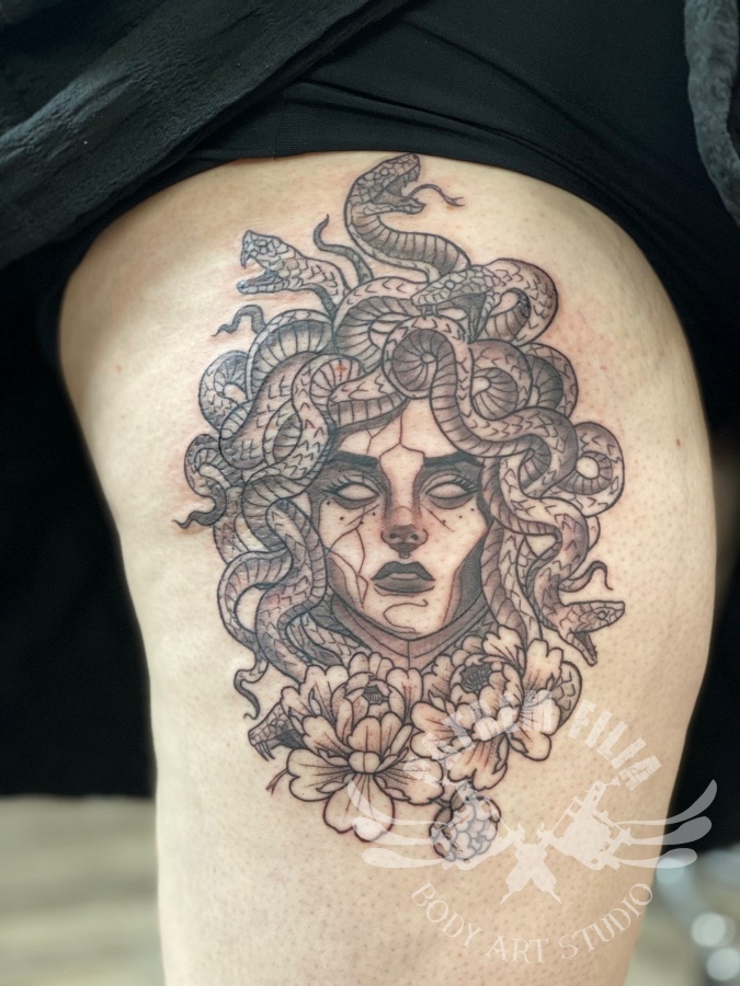 Medusa op bovenbeen Tattoeages