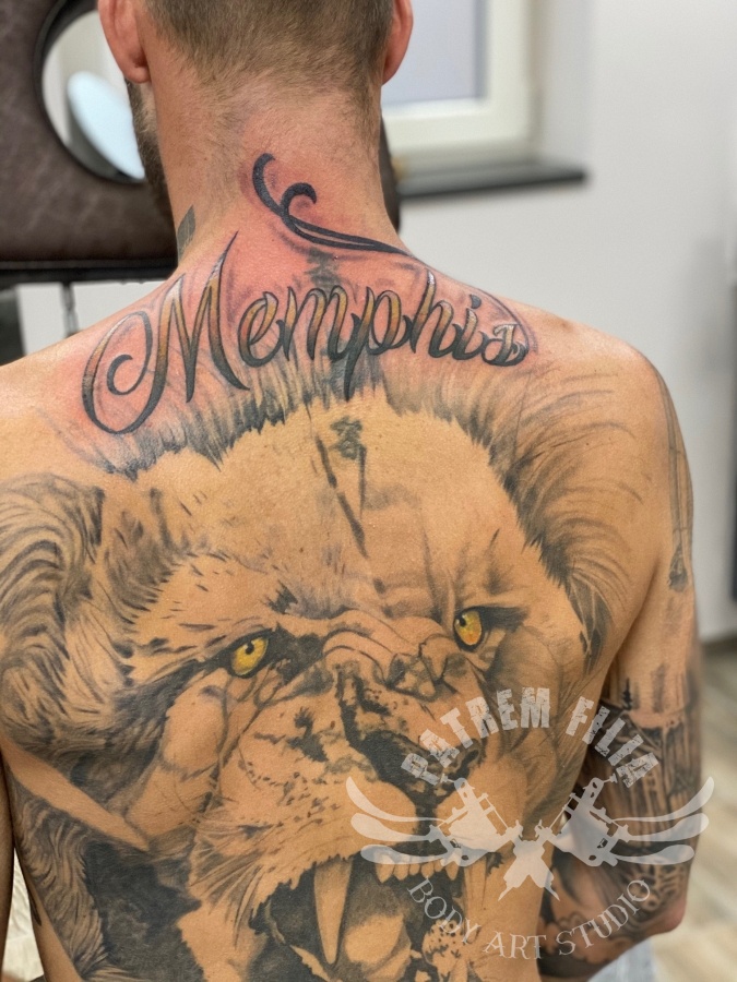 Memphis boven Leeuw Tattoeages