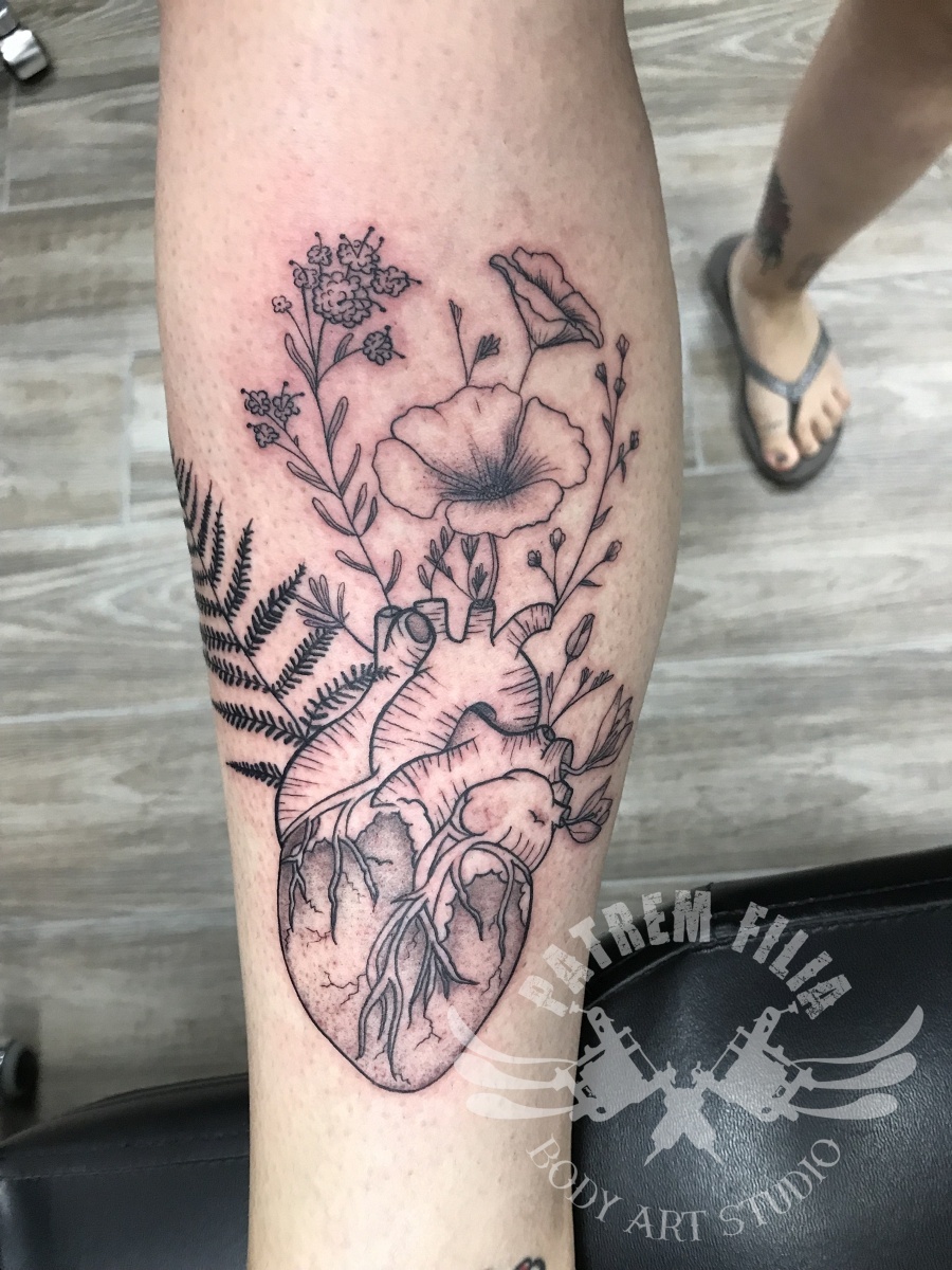 Menselijk hart met wilde bloemen Tattoeages