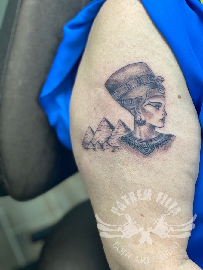 Nefertiti met pyramides Tattoeages