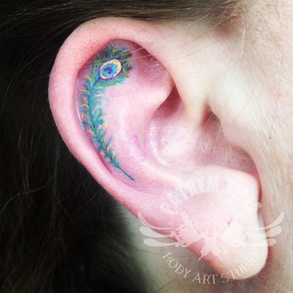 Pauweveer in oor Tattoeages