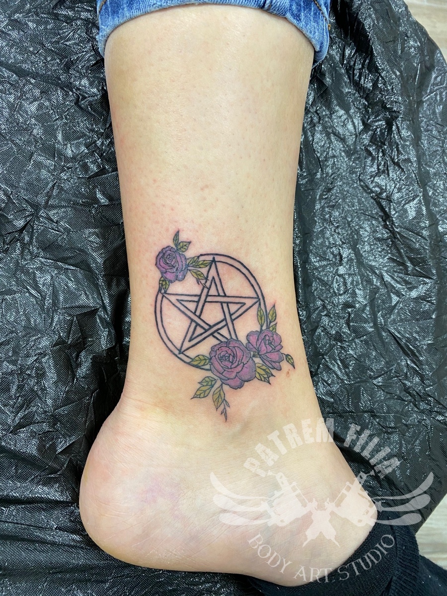 Pentagram met rozen Tattoeages