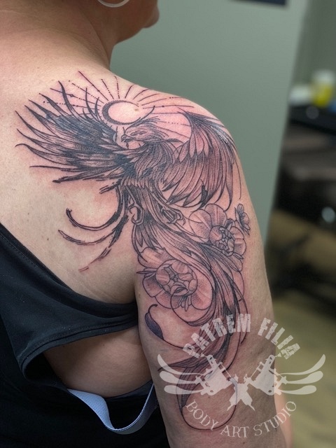 Phoenix op schouder Tattoeages