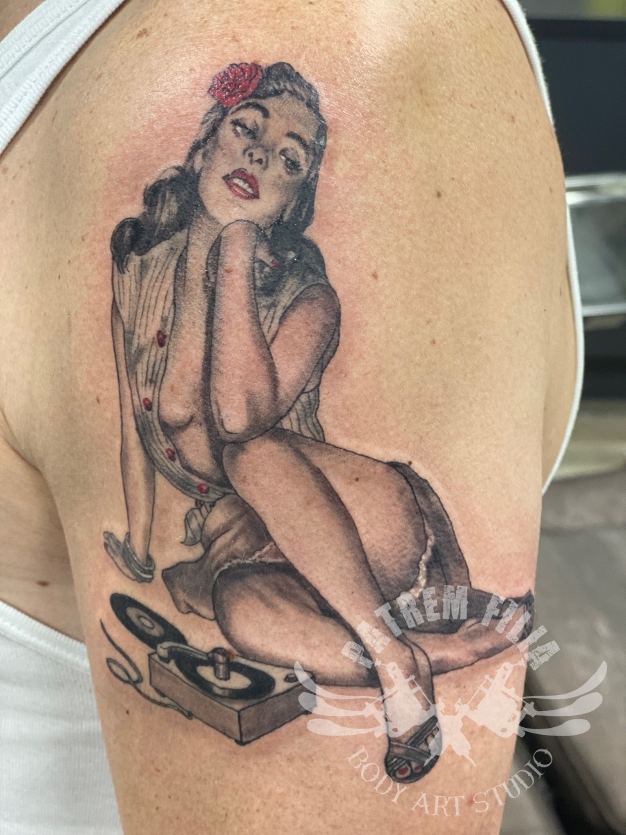 pin-up met pick-up Tattoeages