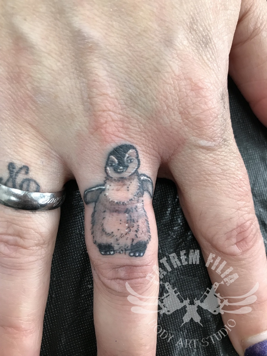 Pinguin op vinger Tattoeages