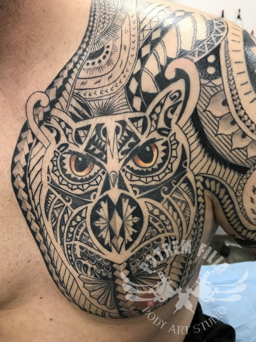 Polynesisch/maori stijl Borst stuk Tattoeages