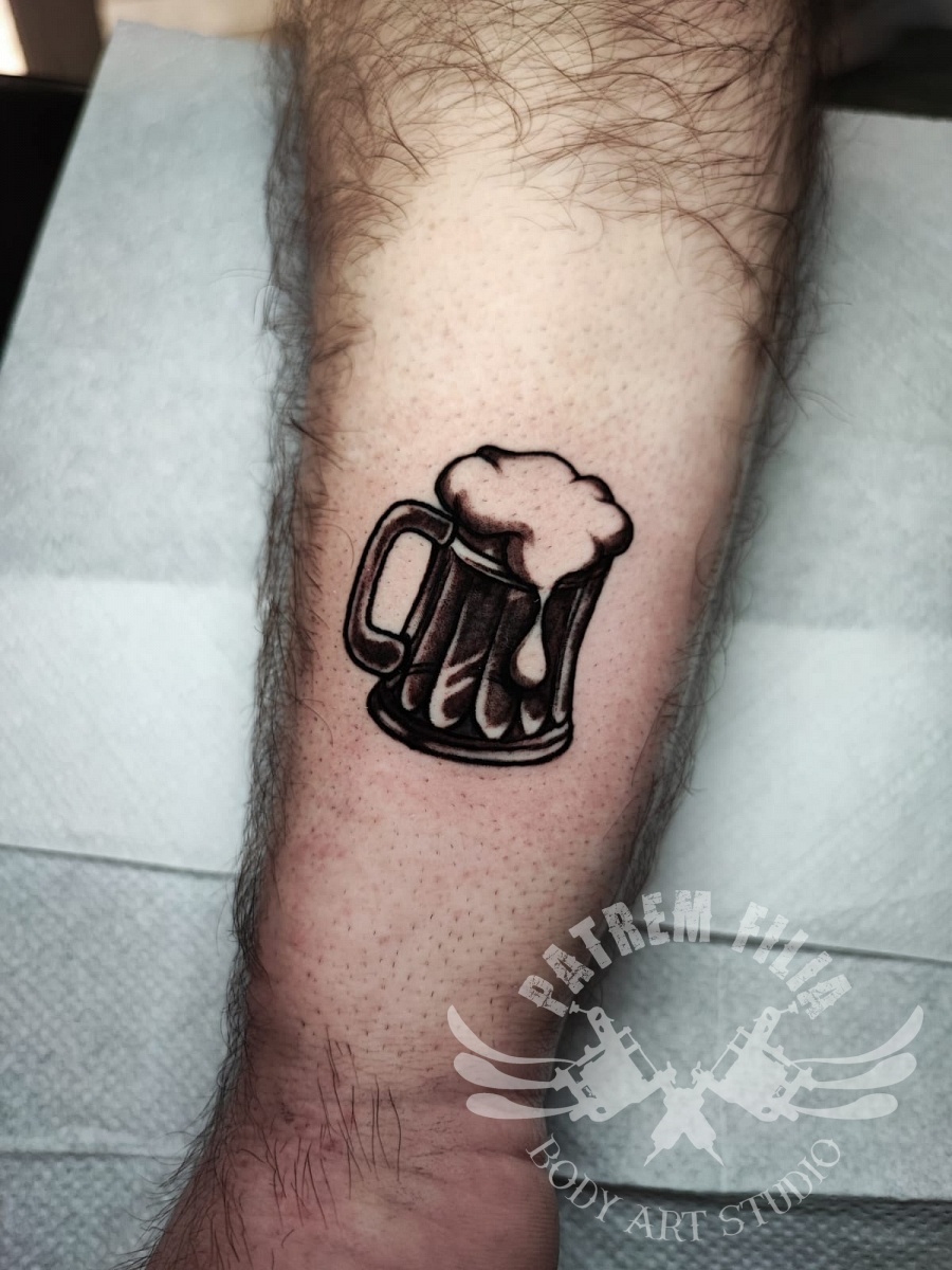 Pul bier op onderarm Tattoeages