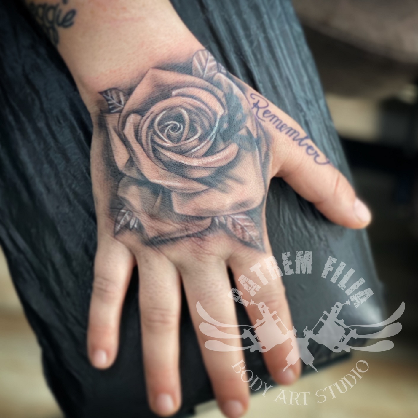 realistische roos op hand Tattoeages