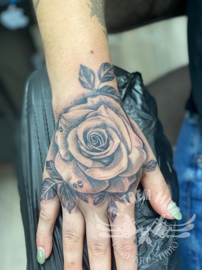 Realistische roos op hand Tattoeages