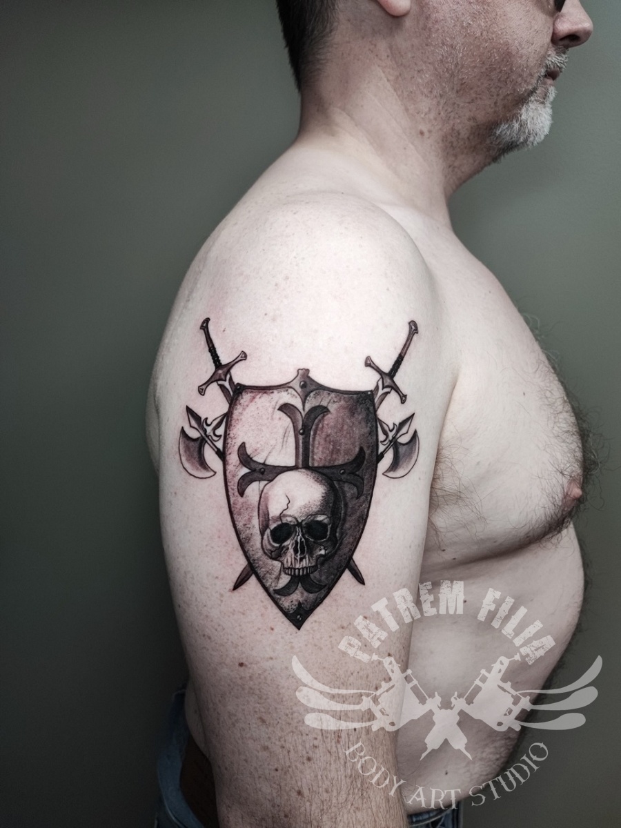 ridderschild op bovenarm Tattoeages