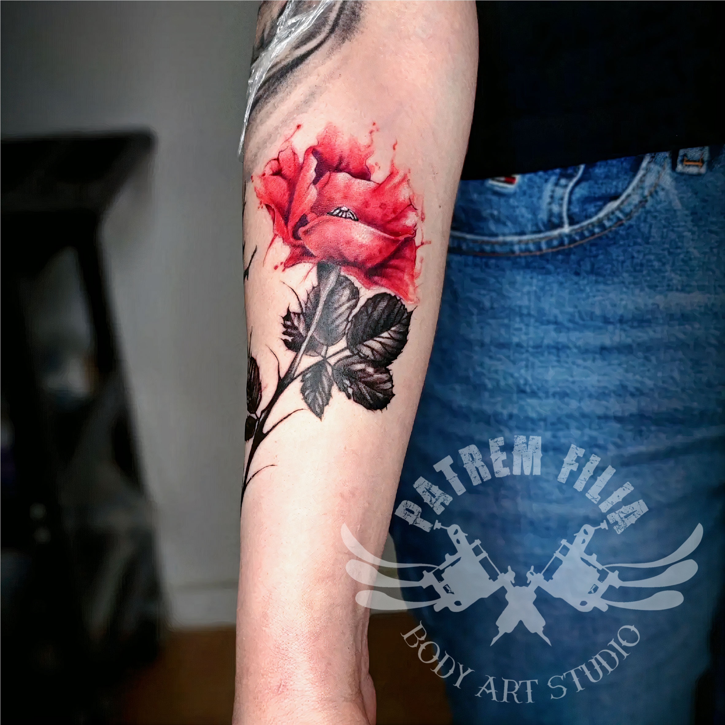 Rode roos op onderarm Tattoeages