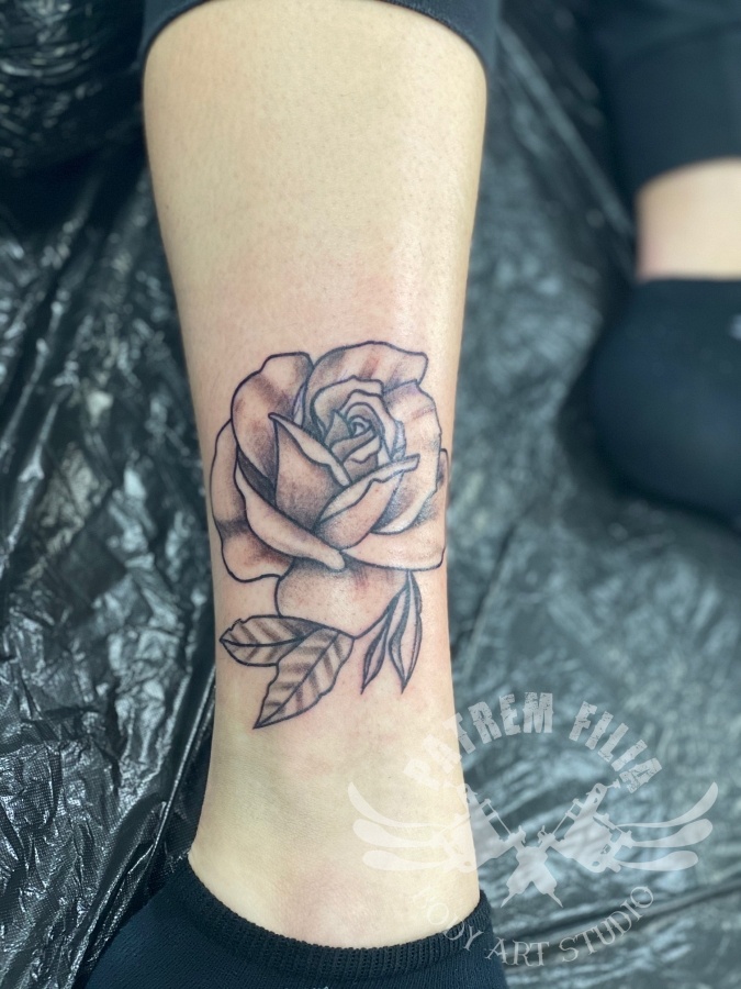 roos op onderbeen Tattoeages