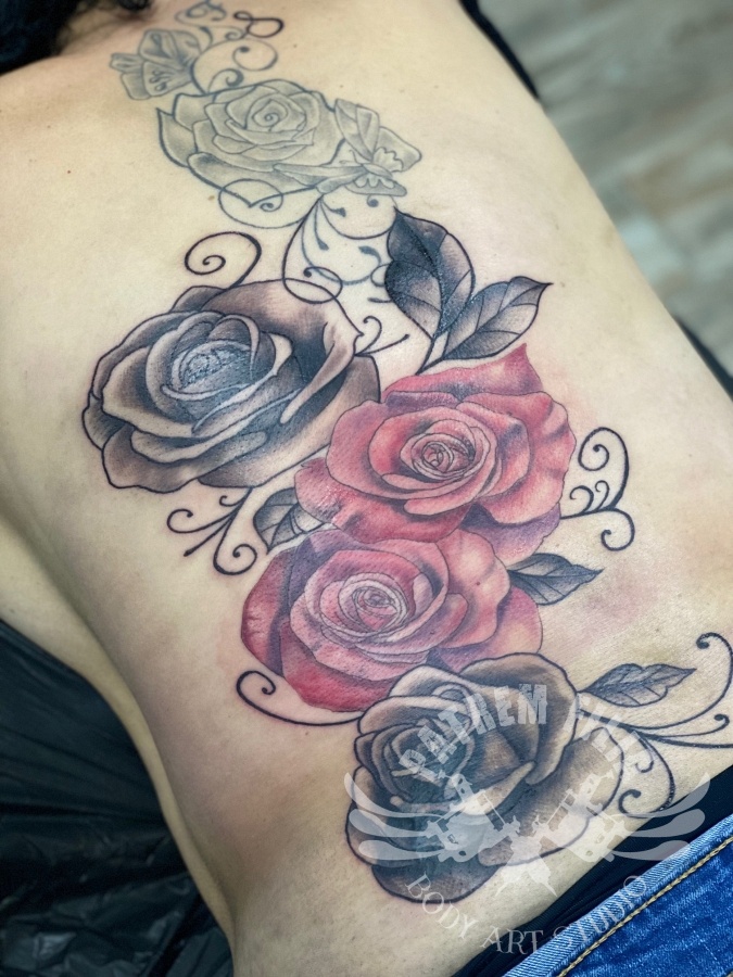 rozen op rug Tattoeages