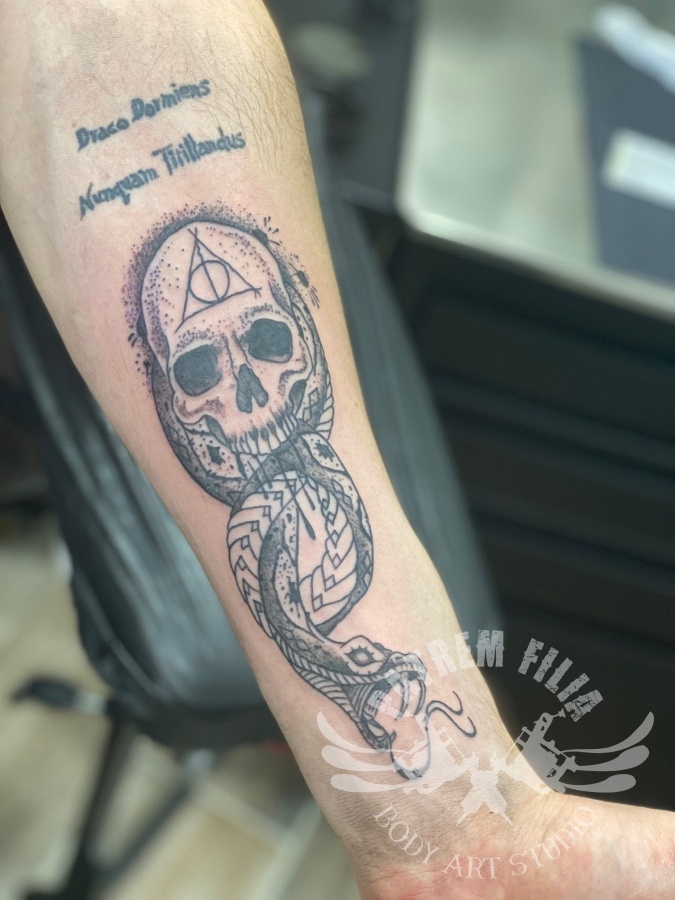 schedel en slang op onderarm Tattoeages