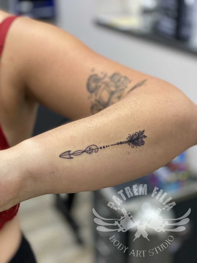 Sierlijke pijl op onderarm Tattoeages