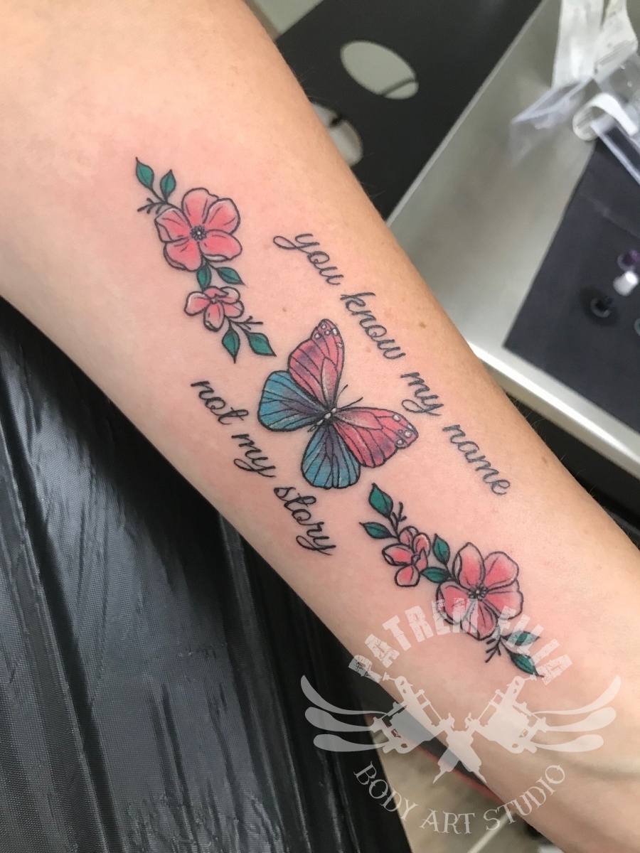 tekst en bloemen met vlinder Tattoeages