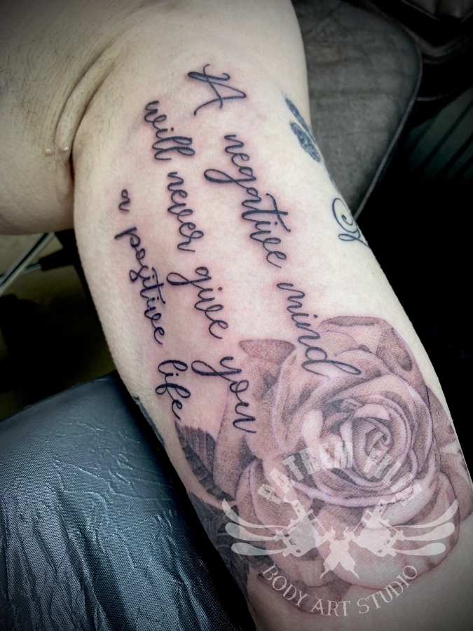 Tekst met roos Tattoeages
