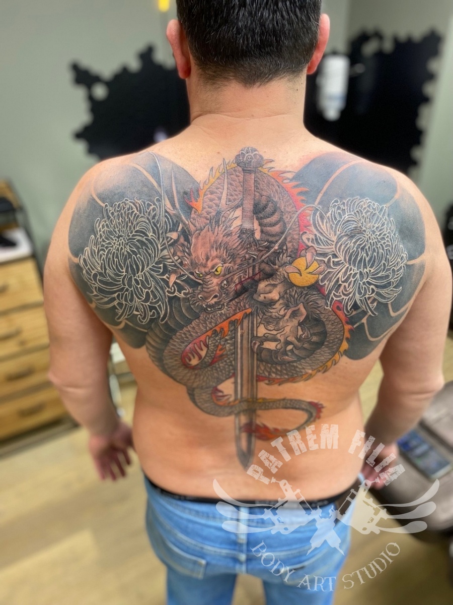 tribal cover met draak en japanse chrysant Tattoeages