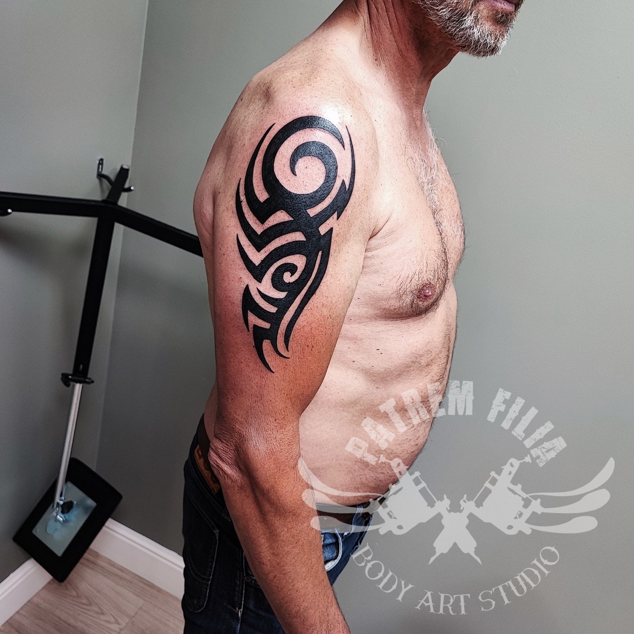 Tribal op bovenarm Tattoeages