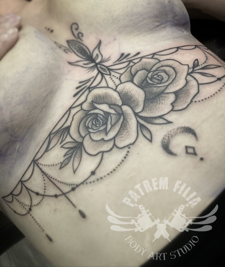 underboob met rozen Tattoeages