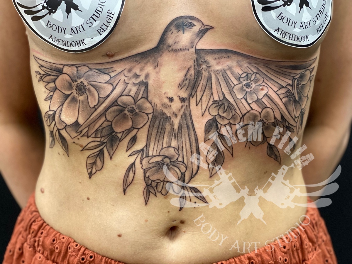 underboob vogel met bloemen Tattoeages