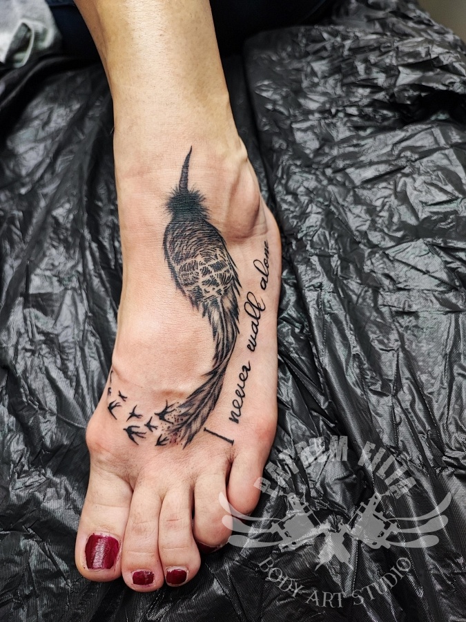 Veer met vingerafdruk en tekst op voet Tattoeages