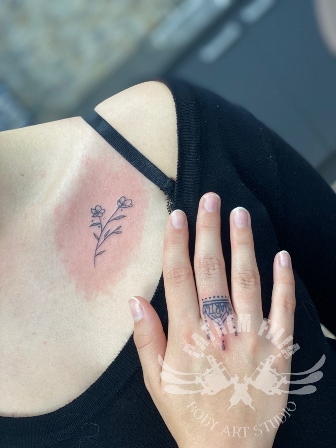 Vinger en sleutelbeen tattoo Tattoeages
