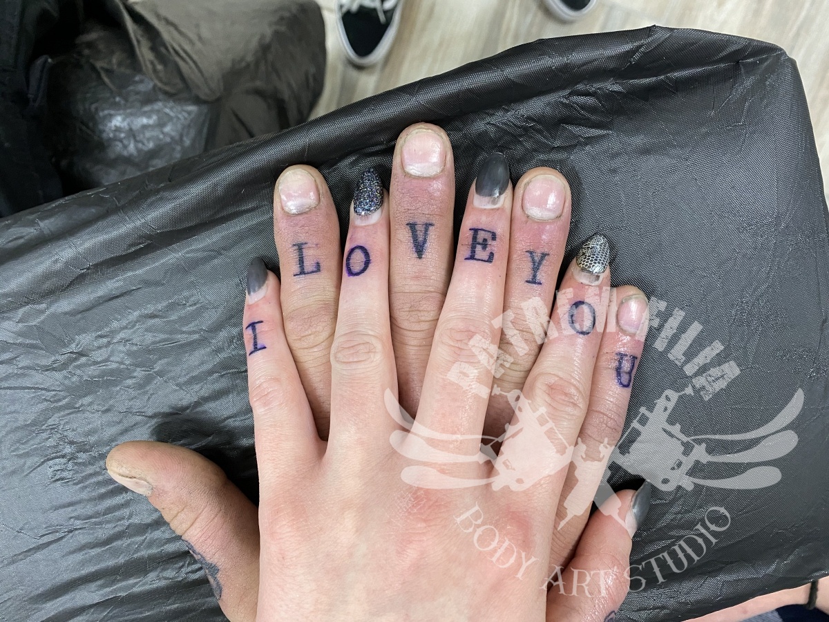 Vinger tattoos Tattoeages