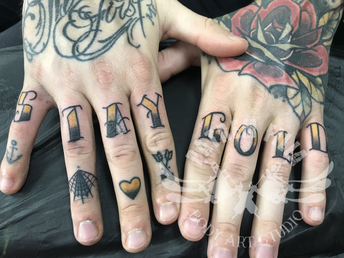 Vinger tattoos Tattoeages