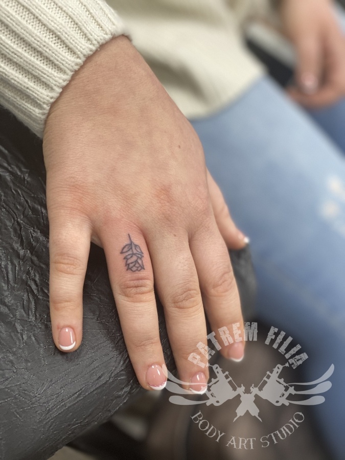 vinger tattoot Tattoeages