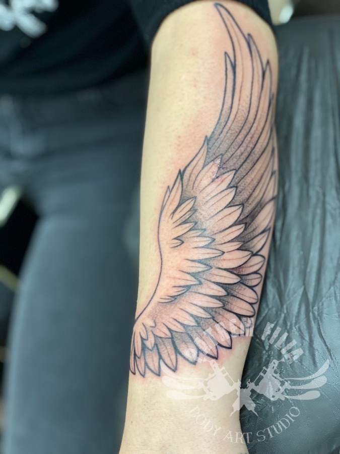 Vleugel op onderarm Tattoeages