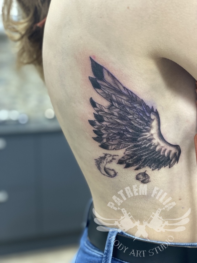 Vleugel op zijkant ribben Tattoeages